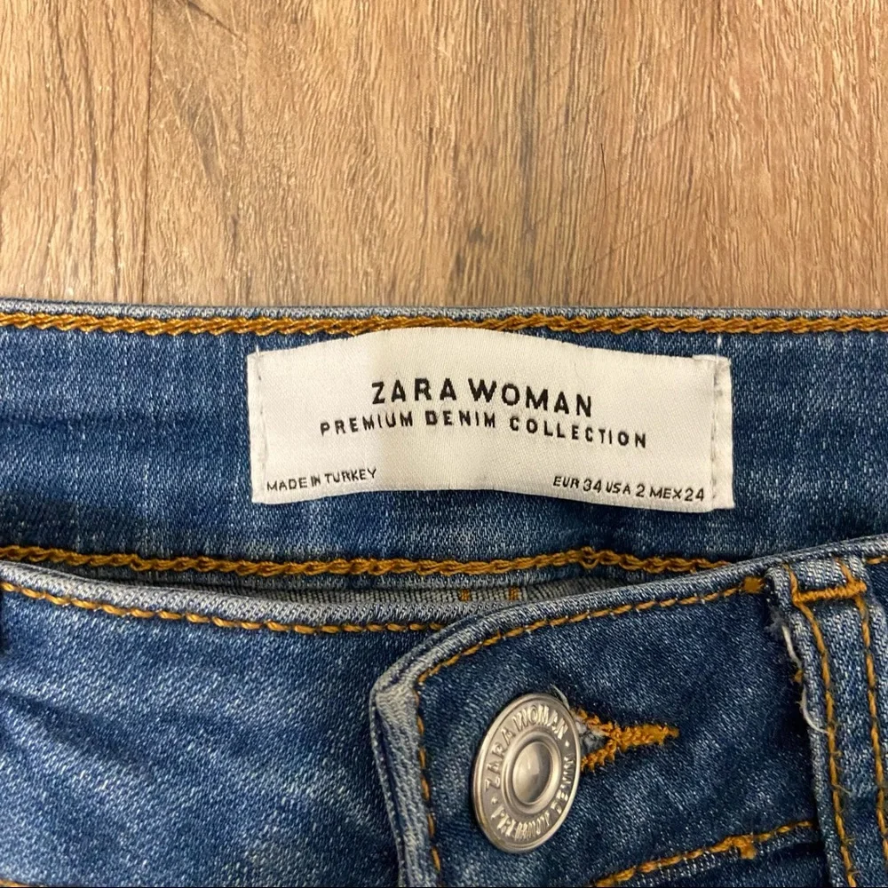 Zara Woman Premium Denim Collection Medium Wash Flare‎ Mid Rise Size 2